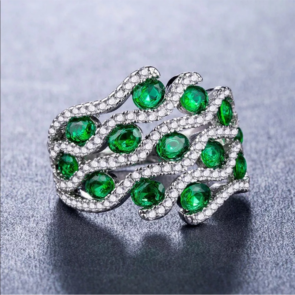 New 925 Silver Beautiful Emerald Sapphire Ring